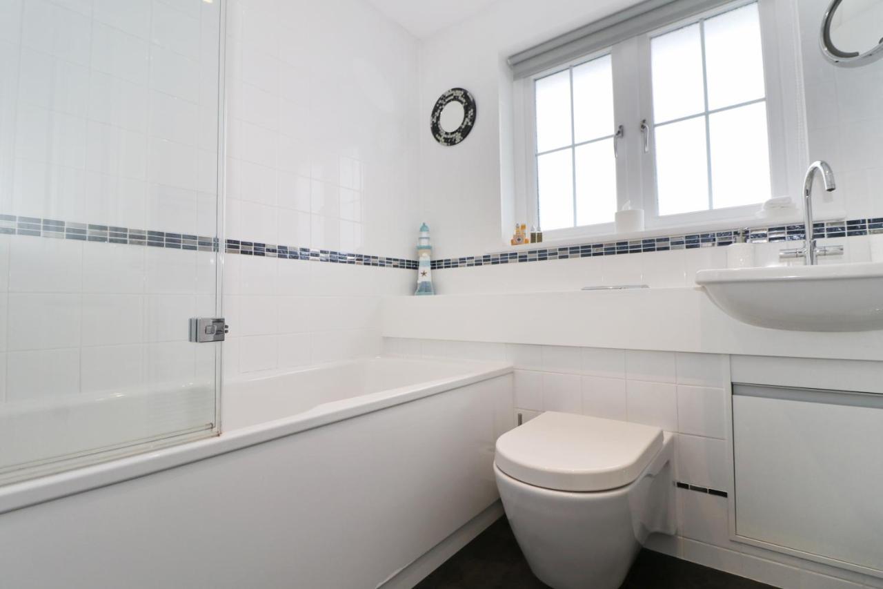 Near Beaches, Contemporary Home In Village Centre Saint Merryn Esterno foto