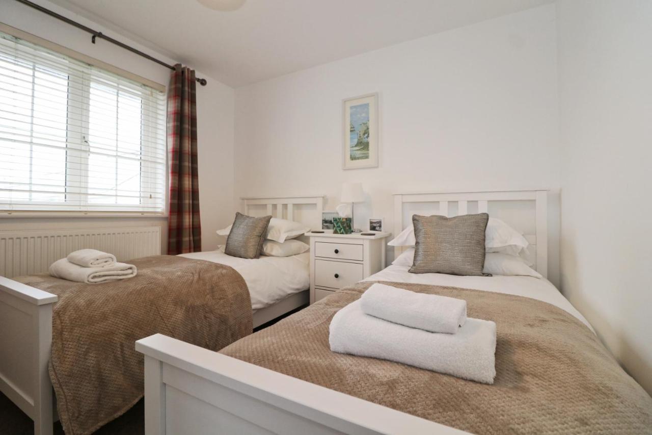 Near Beaches, Contemporary Home In Village Centre Saint Merryn Esterno foto