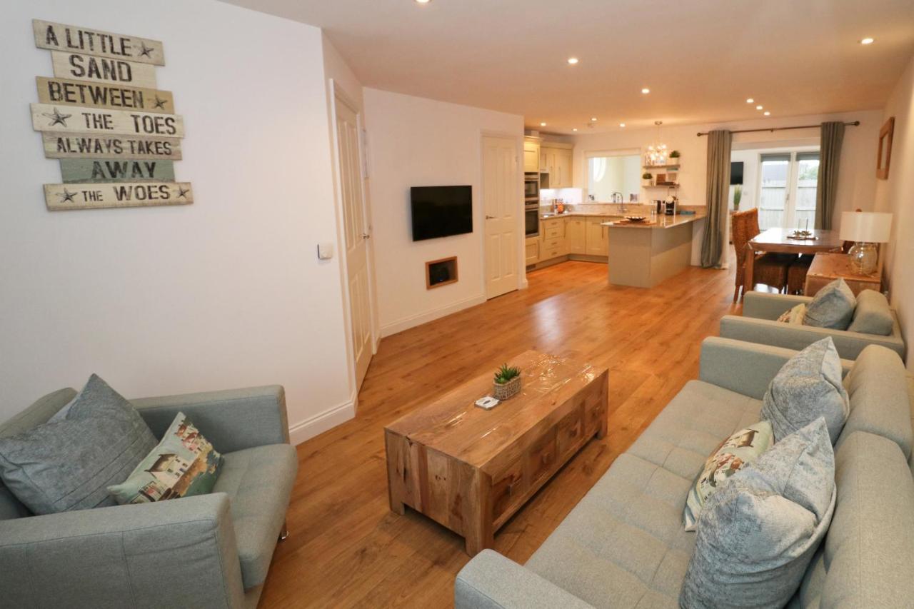 Near Beaches, Contemporary Home In Village Centre Saint Merryn Esterno foto
