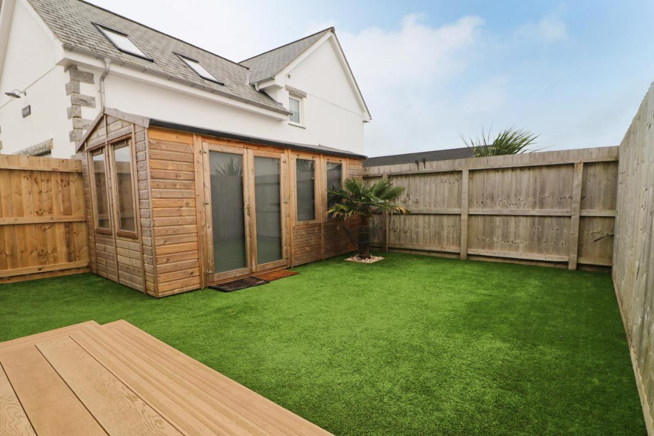 Near Beaches, Contemporary Home In Village Centre Saint Merryn Esterno foto