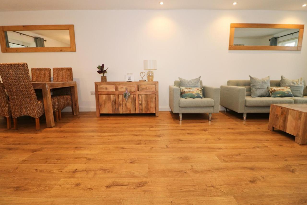 Near Beaches, Contemporary Home In Village Centre Saint Merryn Esterno foto
