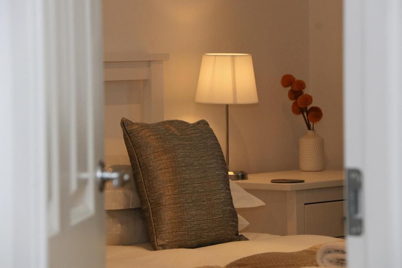 Near Beaches, Contemporary Home In Village Centre Saint Merryn Esterno foto