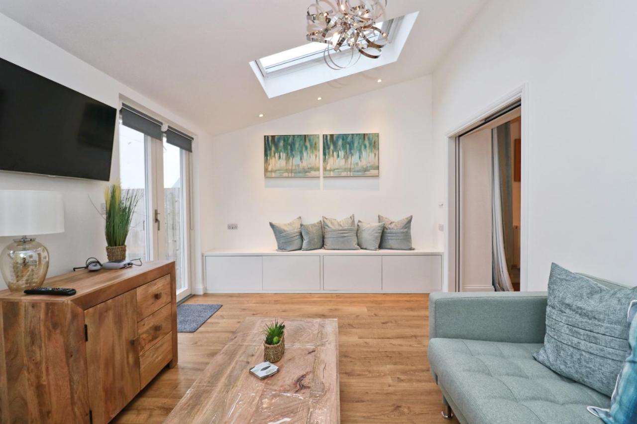 Near Beaches, Contemporary Home In Village Centre Saint Merryn Esterno foto